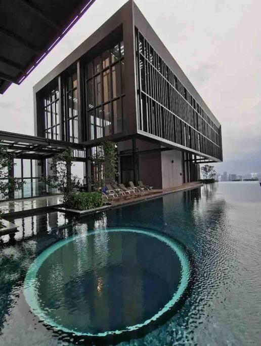 Апартаменты Infinity Pool/ Lucentia Bbcc, Near Lalaport, Pnb118, Klcc Куала-Лумпур Экстерьер фото