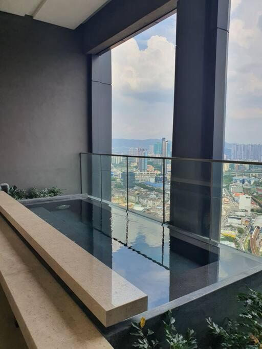 Апартаменты Infinity Pool/ Lucentia Bbcc, Near Lalaport, Pnb118, Klcc Куала-Лумпур Экстерьер фото