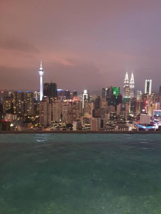 Апартаменты Infinity Pool/ Lucentia Bbcc, Near Lalaport, Pnb118, Klcc Куала-Лумпур Экстерьер фото